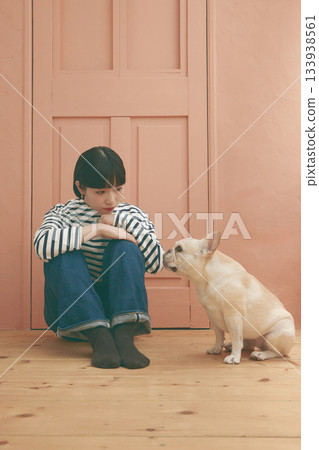 法國鬥牛犬和年輕女子 133938561