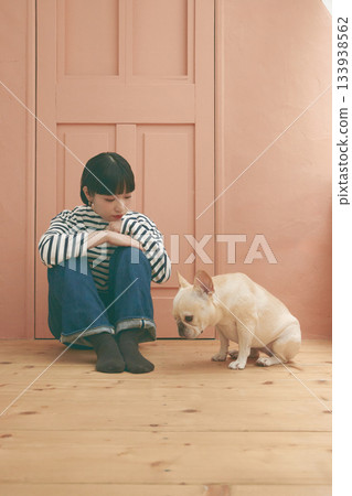 法國鬥牛犬和年輕女子 133938562