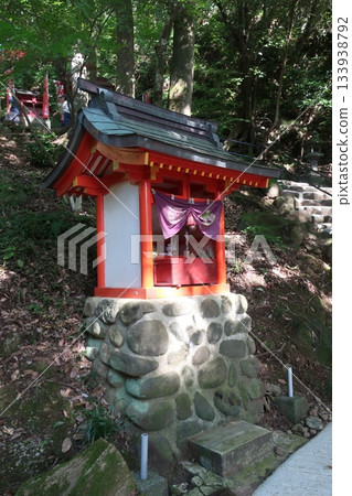 森林裡的一座小神社 森林裡的一座小神社 133938792