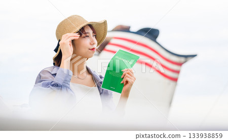 船上有一位戴草帽的女士 船上有一位戴草帽的女士 133938859
