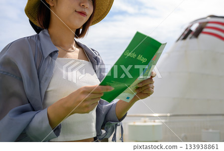 車上的女遊客地圖 車上的女遊客地圖 133938861