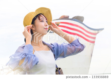 一位女士正在享受乘船之旅 133938869