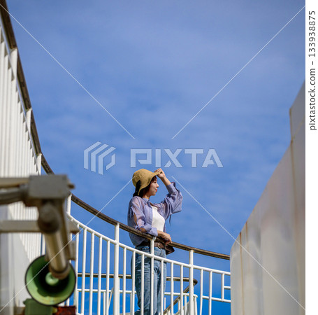 女人航行時凝視著 133938875