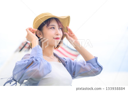 戴草帽的亞洲女性 戴草帽的亞洲女性 133938884