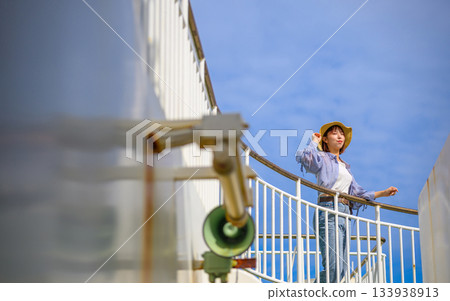 一位女士在渡輪甲板上玩得很開心 133938913