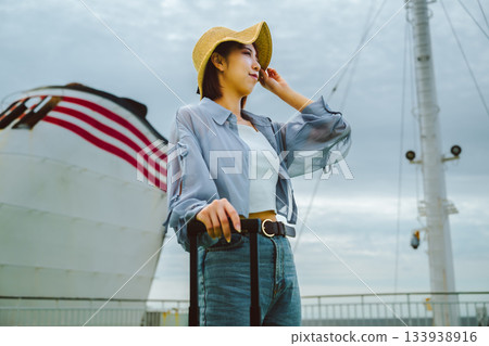 船上戴著草帽的女人 133938916