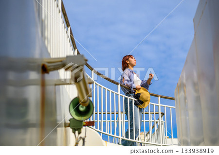 女人抬頭望船 133938919