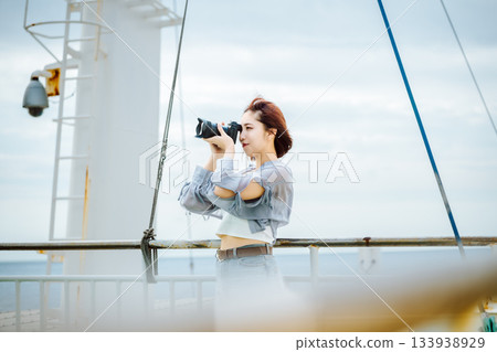 一名女子在渡輪上拍照 133938929