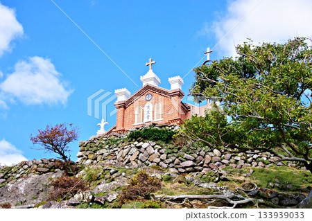 抬頭望去,你會看到野崎島的旅遊景點-原野久美教堂。 抬頭望去,你會看到野崎島的旅遊景點-原野久美教堂。 133939033