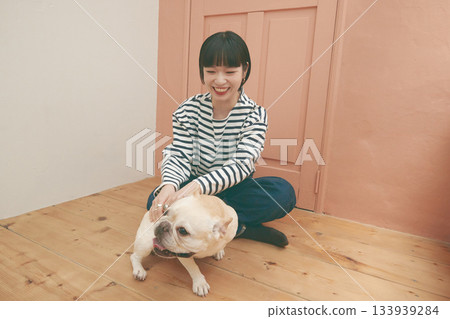 法國鬥牛犬和年輕女子 法國鬥牛犬和年輕女子 133939284