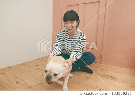 法國鬥牛犬和年輕女子 133939285