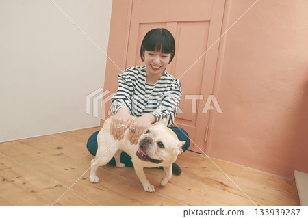 法國鬥牛犬和年輕女子 133939287