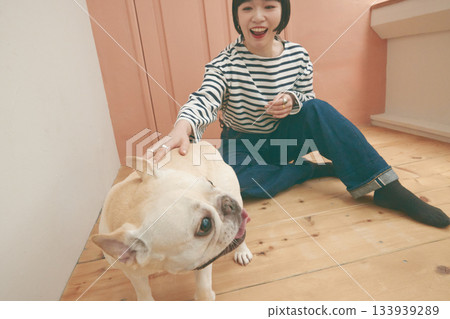法國鬥牛犬和年輕女子 133939289