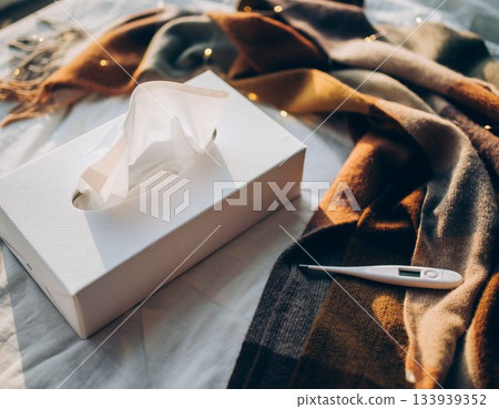 感冒和流感護理圖片 | 冬季醫療照片,包括紙巾和體溫計 感冒和流感護理圖片 | 冬季醫療照片,包括紙巾和體溫計 133939352