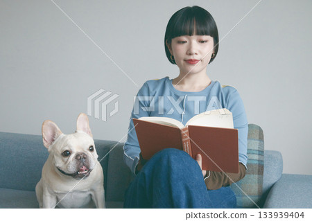 女人和狗在沙發上看書 女人和狗在沙發上看書 133939404