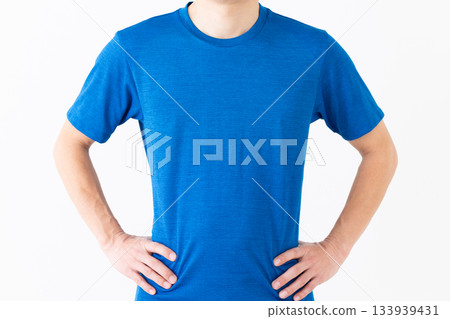 Middle-aged man wearing a T-shirt 133939431
