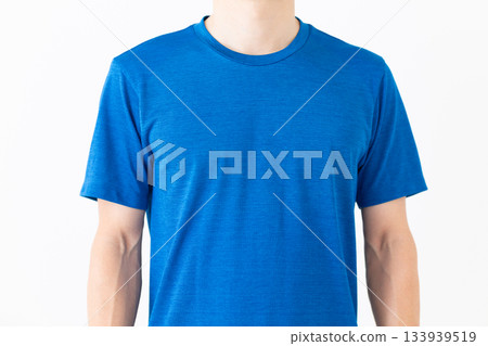 身穿T恤的中年男子 133939519