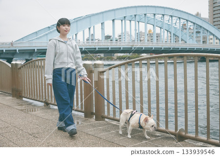 一個女人遛狗 133939546