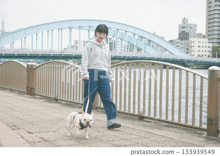 一個女人遛狗 一個女人遛狗 133939549