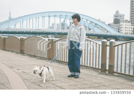 一個女人遛狗 133939550