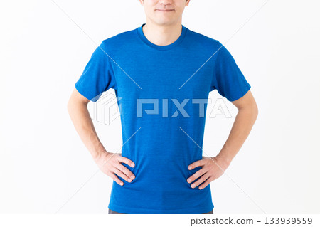 Middle-aged man wearing a T-shirt 133939559