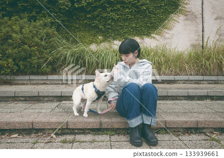 一個女人遛狗 133939661