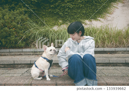 一個女人遛狗 133939662