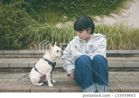 一個女人遛狗 133939663