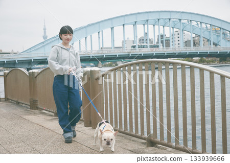 一個女人遛狗 133939666