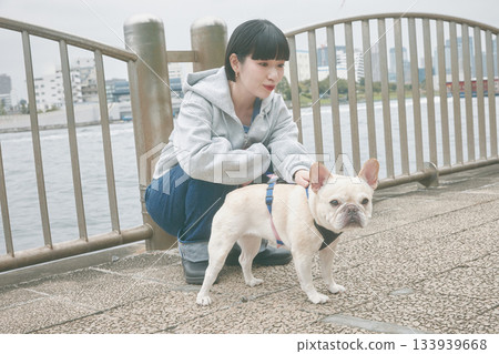 一個女人遛狗 133939668