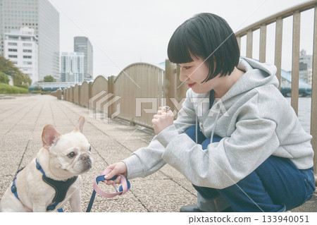 一個女人遛狗 133940051