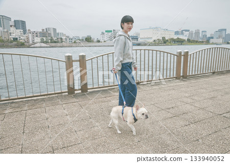 一個女人遛狗 133940052