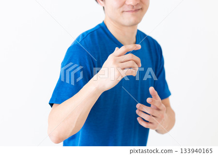 一名身穿T恤的中年男子擺出武術姿勢 133940165