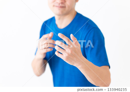 一名身穿T恤的中年男子擺出武術姿勢 133940235