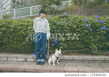 一個女人遛狗 133940383