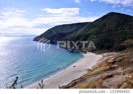 在諾庫比海岸的沙灘上,您可以欣賞到五島群島的美景。 在諾庫比海岸的沙灘上,您可以欣賞到五島群島的美景。 133940483