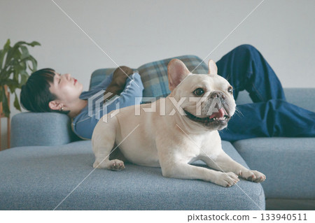 女人和狗在沙發上放鬆 133940511