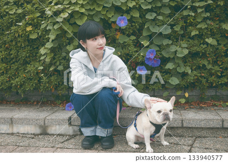 一個女人遛狗 133940577