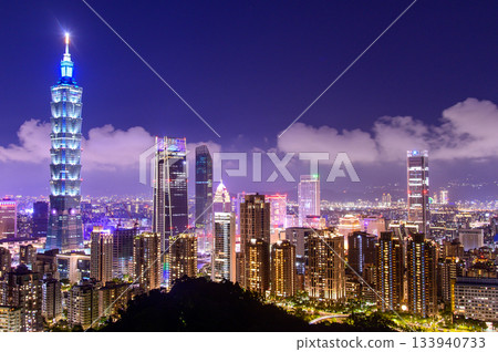 台北101大樓美麗的夜景 133940733