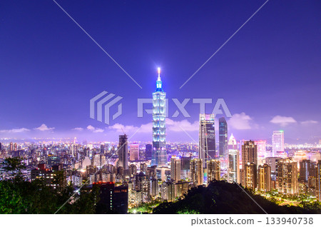 台北101大樓美麗的夜景 台北101大樓美麗的夜景 133940738
