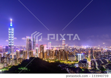 台北101大樓美麗的夜景 台北101大樓美麗的夜景 133940739