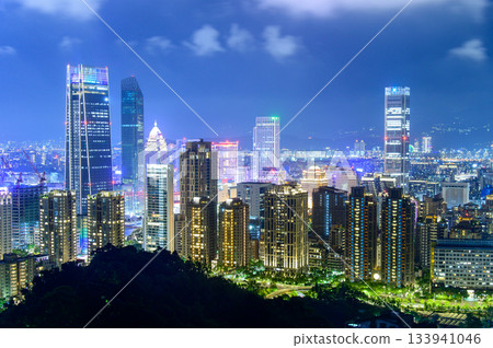從觀景台上可以欣賞台北美麗的夜景。 從觀景台上可以欣賞台北美麗的夜景。 133941046