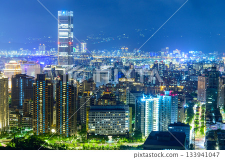 從觀景台上可以欣賞台北美麗的夜景。 從觀景台上可以欣賞台北美麗的夜景。 133941047