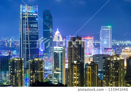 從觀景台上可以欣賞台北美麗的夜景。 從觀景台上可以欣賞台北美麗的夜景。 133941048