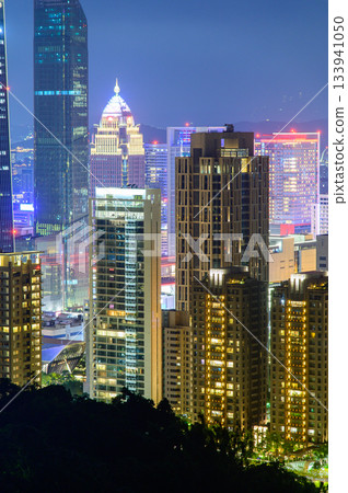 從觀景台上可以欣賞台北美麗的夜景。 從觀景台上可以欣賞台北美麗的夜景。 133941050