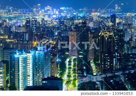 從觀景台上可以欣賞台北美麗的夜景。 從觀景台上可以欣賞台北美麗的夜景。 133941053