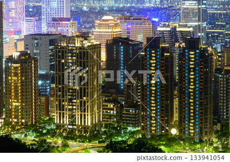 從觀景台上可以欣賞台北美麗的夜景。 從觀景台上可以欣賞台北美麗的夜景。 133941054