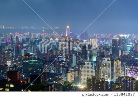 從觀景台上可以欣賞台北美麗的夜景。 133941057