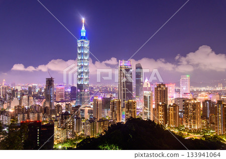 從觀景台上可以欣賞台北美麗的夜景。 從觀景台上可以欣賞台北美麗的夜景。 133941064