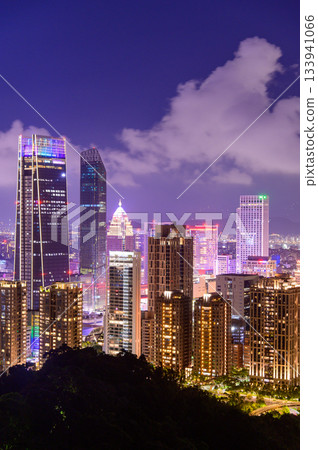 從觀景台上可以欣賞台北美麗的夜景。 133941066